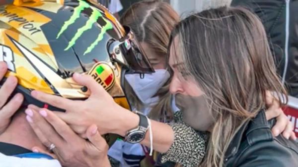 Ana Mayretta (kanan) memeluk Joan Mir yang sukses memastikan juara dunia MotoGP di Sirkuit Ricardo Tormo, Valencia, Minggu (15/11/2020). (Foto: GPOne)