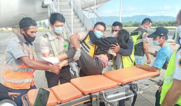 Penumpang Lion Air JT 797 Rute Jayapura-Makassar melahirkan di pesawat tiba di Bandara Pattimura, Ambon, Selasa (17/11/2020). (Foto: Lion Air)