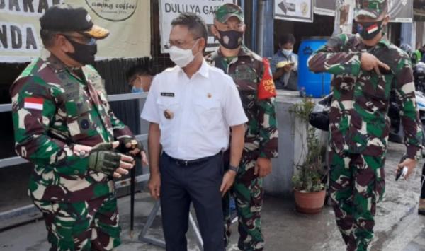 Edi Rusdi Warkop Wali Kota Pontianak Edi Rusdi Kamtono turun langsung dalam tes swab pengunjung warung kopi. (Foto: Istimewa/Antara)