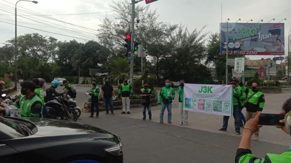 Mitra Gojek Serang Raya menggelar aksi simpatik untuk mengedukasi masyarakat tentang protokol kesehatan dalam menggunakan layanan Super App Gojek, Selasa (17/11/2020). (Foto: Gojek)