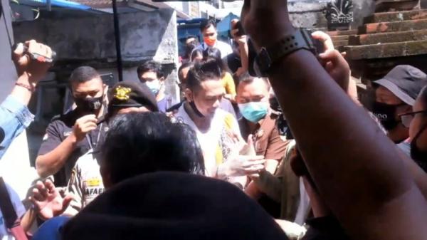 Terdakwa kasus ujaran kebencian IDI Kacung WHO, I Gede Ary Astina alias Jerinx  (Indira Arri/iNews)