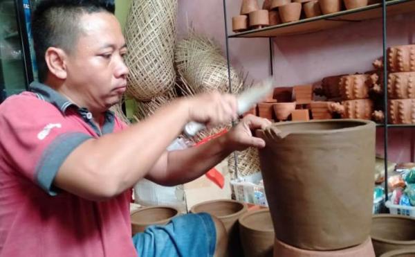 Permintaan produk gerabah meningkat seiring booming tanaman hias. (Foto: iNews.id/Kuntadi)