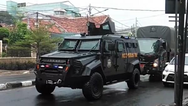 Iring-iringan kendaraan dinas TNI di sekitar DPP Front Pembela Islam (FPI), Petamburan, Jakarta Pusat. (Foto: Istimewa).