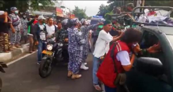 Anggota FPI Adu Mulut dengan TNI Anggota FPI Adu Mulut dengan TNI yang Mencopot Baliho, Jumat (20/11/2020) (Foto: Sindo/ Yan Yusuf)