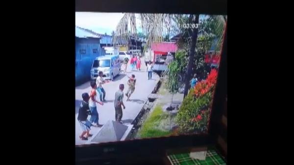 Bacok Sopir pabrik roti di Padang coba bacok tetangga dengan arit karena tak mau ganti kerusakan mobil yang diserempetnya (Budi Sunandar/iNews)