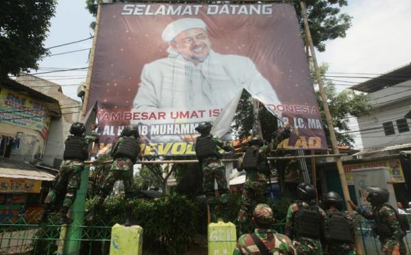 baliho habib rizieq 1 Prajurit TNI dan personel gabungan menurunkan baliho bergambar Habib Rizieq Shihab di kawasan Petamburan, Jakarta, Jumat (20/11/2020) karena dianggap menyalahi izin. (Foto: SINDOnews/Eko Purwanto)