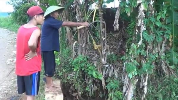 Anwar, warga Desa Plumbong, Kecamatan Limpung, Kabupaten Batang, Jateng, menunjukkan lokasi penemuan uang di saluran irigasi, Jumat (20/11/2020). (Foto: iNews/Suryono Sukarno)