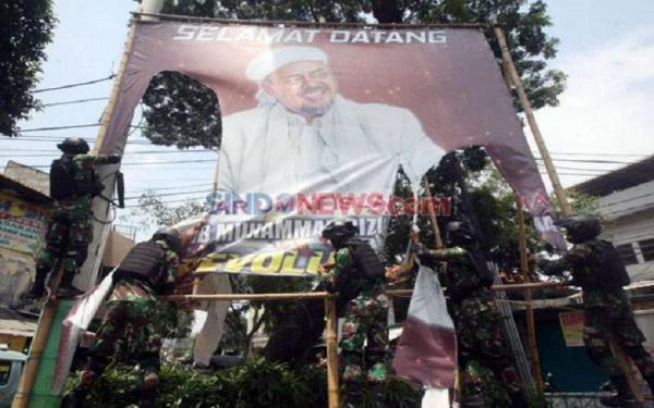 Pangdam Jaya baliho Sejumlah Anggota TNI menurunkan spanduk Habib Rizieq Shihab dikawasan Petamburan, Jakarta Pusat, Jumat (20/11/2020). (FOTO/SINDOnews/EKO PURWANTO)