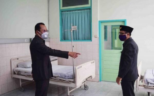 Sekda Buleleng Suyasa RSUD Buleleng Sekda Buleleng Gede Suyasa meninjau ketersediaan tempat tidur di RSUD Buleleng. (Antara)