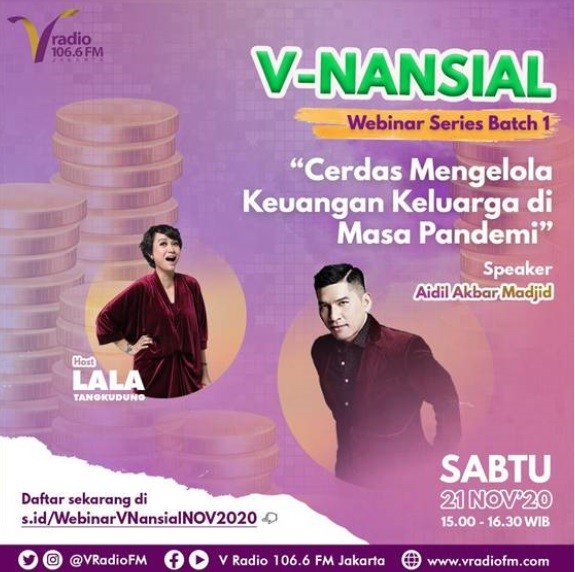 Anwar, warga Desa Plumbong, Kecamatan Limpung, Kabupaten Batang, Jateng, menunjukkan lokasi penemuan uang di saluran irigasi, Jumat (20/11/2020). (Foto: iNews/Suryono Sukarno)