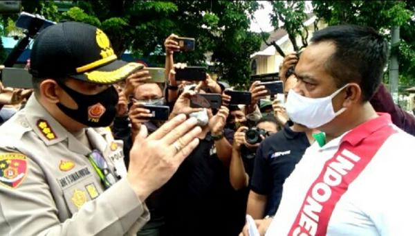 Kapolresta Solo Kombes Pol Ade Safri Simanjuntak meminta para pendemo yang menolak kedatangan Imam Besar FPI ke Kota Solo, Jateng, membubarkan diri, Sabtu (21/11/2020). (Foto: Okezone/Bramantyo)