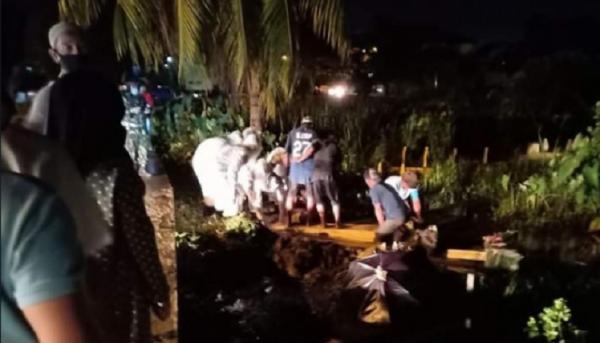 2 Anggota TNI makamkan Covid-19 Anggota TNI dari Kompi Kavaleri 12/Macan Dahana Sakti menguburkan pasien Covid-19 meninggal di Pontianak. (Foto: Istimewa/Ant)