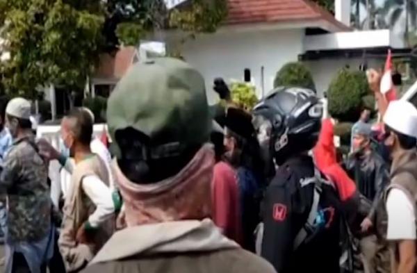 Video 2 Ormas Di Karawang Bentrok