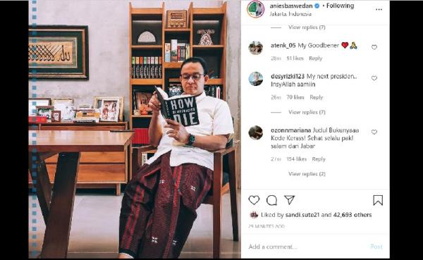 Unggahan Gubernur DKI Jakarta, Anies Baswedan membaca buku How Democracies Die., Minggu (22/11/2020). (Foto: Instagram @aniesbaswedan)