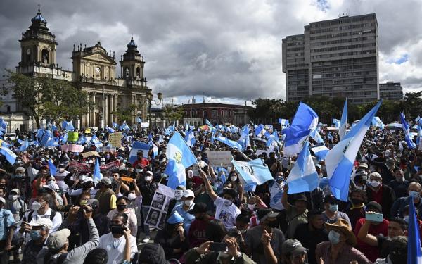 Ratusan warga Guatemala menggelar demo damai di depan Istana lama pemerintahan Guatemala. Mereka menuntut Presiden Alejandro Giammattei mundur dari jabatannya. (foto: AFP)