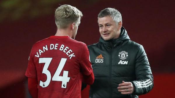 Pelatih Manchester United Ole Gunnar Solskjaer (kanan) dan Donny van de Beek merayakan kemenangan mereka atas West Bromwich Albion (WBA) pada pekan kesembilan Premier League, Minggu (22/11/2020) dini hari WIB.  (Foto: REUTERS)