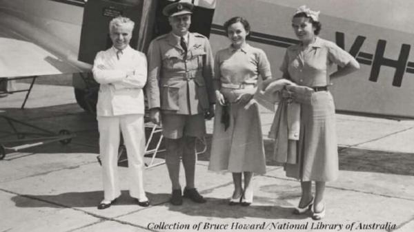 Charlie Chaplin Australia Charlie Chaplin (kiri) bersama pasangannya dan calon ibu mertua tiba di Vliegveld Tjililitan (sekarang Bandara Halim Perdanakusuma) pada 1936. (Foto: National Library of Australia).
