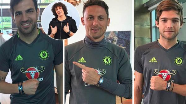 David Luiz membagikan gelang emas kepada rekan setimnya usai juara Premier League 2016/2017. (Foto: Daily Mail)