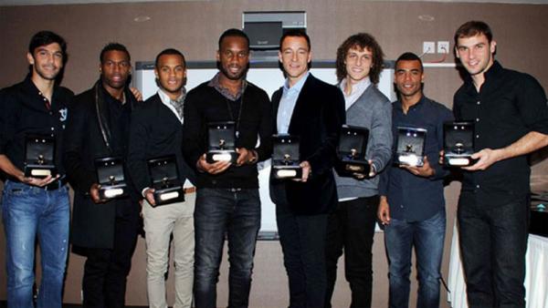 Drogba Cincin Liga Champions Didier Drogba (keempat kiri) membelikan cincin emas bertabur berlian dan safir kepada rekannya di Chelsea usai menjuarai Liga Champions 2012. (Foto: Mirror)
