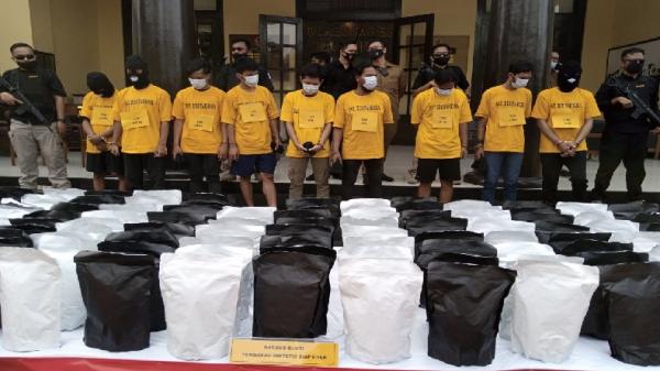 GORILLA2.JPG Para tersangka pembuat dan pengedar tembakau gorilla yang berhasil diamankan. (Foto: iNews.id/Agus Warsudi)