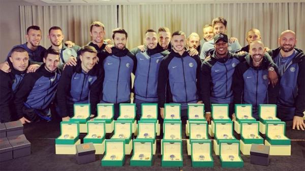 Mauro Icardi membagikan jam tangan Rolex di akhir musim 2017/2018. (Foto: Quifinanza)