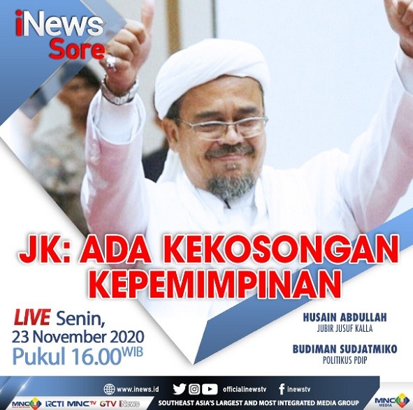 Rekan sejawat mengiringi keberangkatan mobil ambulans yang membawa seorang perawat yang meninggal akibat Covid-19 di Jatim. (Foto: iNews/Yudha Prawira)