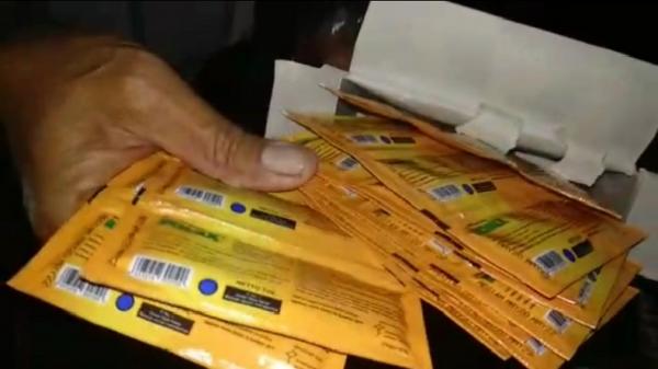 Sachet.JPG Polisi mengamankan 30 bungkus obat batu cair yang telah kosong. (Foto: iNewsTv/Asep Juhariyono)