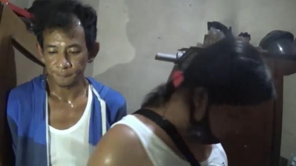 Curanmor Deki (kiri) pelaku curanmor di Padang. Dia ditangkap saat pesta sabu di rumah (Budi Sunandar/iNews)