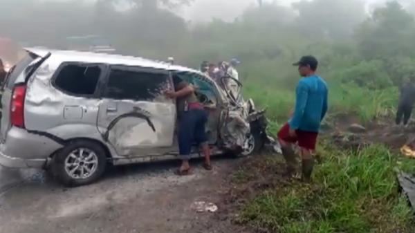 Ilustrasi kecelakaan mobil Kondisi mobil Toyota Avanza usai ditabrak truk batu bara (Budi Sunandar/iNews)