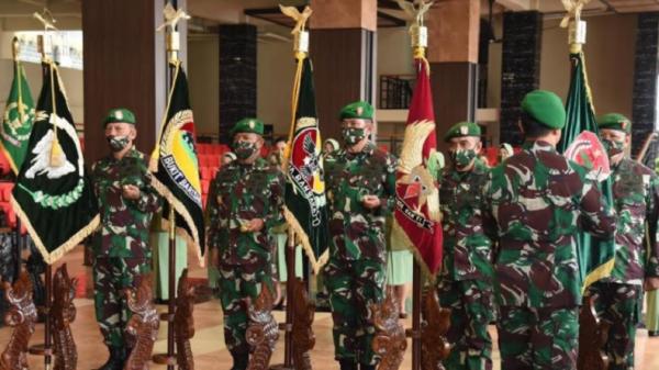 TNI AD Kepala Staf Angkatan Darat (KSAD) Jenderal TNI Andika Perkasa memimpin upacara serah terima lima jabatan strategis di Markas Besar Angkatan Darat (Mabesad), Jakarta, Senin (23/11/2020). (Foto: Puspenad).
