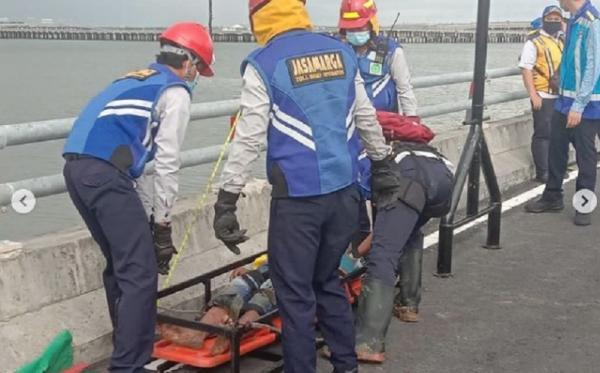 Evakuasi pengendara motor jatuh di Tol Bali Mandara. (Foto: Ditlantas Bali)