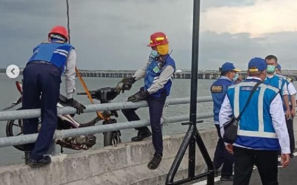 Evakuasi Tol Bali Mandara 3 Evakuasi pengendara motor jatuh di Tol Bali Mandara. (Foto: Ditlantas Bali)