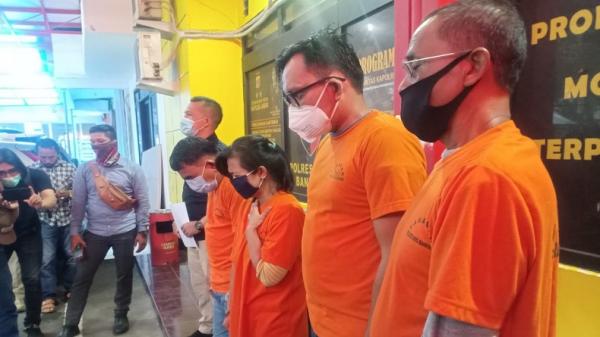 JAM1.JPG Para tersangka pencurian dan penadah barang curian jam mewah. (Foto: iNews.id/Agus Warsudi)