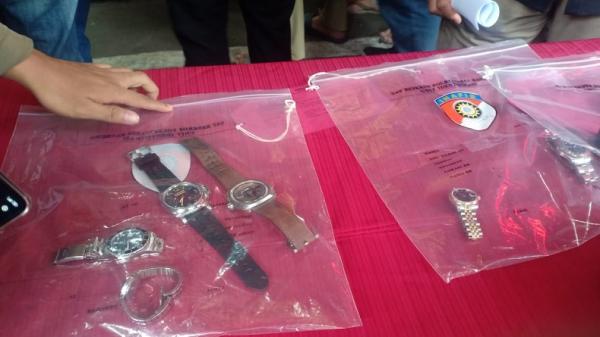 JAM.JPG Jam tangan mewah yang digasak pelaku Verry. (Foto; iNews.id/Agus Warsudi)