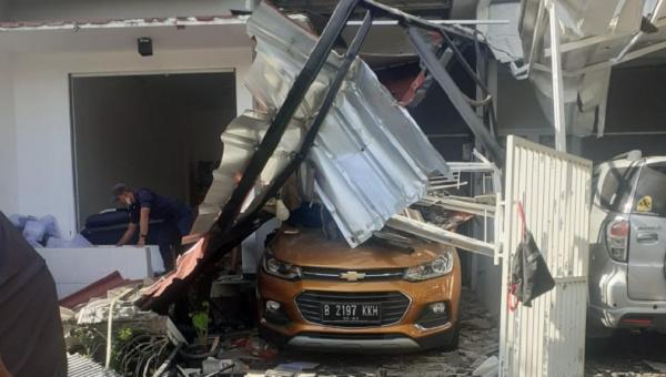 Mobil tertimpa reruntuhan di Kemang Pratama (Foto: Okezone/Wisnu Yusep)
