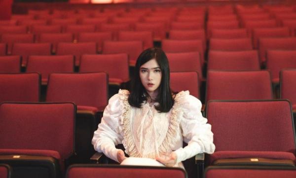 Artis cantik rambut pendek.