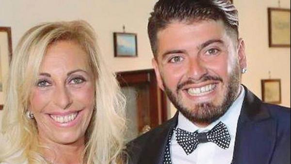 Cristiana Sinagra Cristiana Sinagra (kiri) bersama anaknya, Diego Jr Sinagra. (Foto: corriere.it)