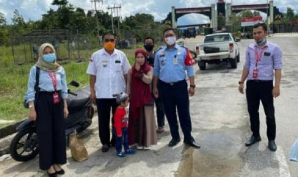 Suami Ditangkap di Malaysia, Ibu Muda dan Anaknya Naik Bus ...