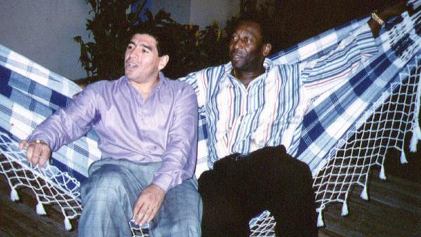 Maradona Pele Diego Maradona (kiri) berfoto dengan Pele di Rio de Janeiro pada 14 mei 1995. (Foto: REUTERS)