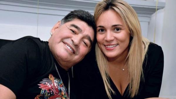 Diego Maradona (kiri) sempat melamar pacarnya, Rocio Oliva, yang 29 tahun lebih muda darinya. (Foto: Elmundo)