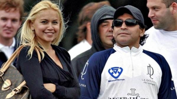 Diego Maradona (kanan) bersama salah satu pacarnya, Veronica Ojeda. (Foto: Elmundo)