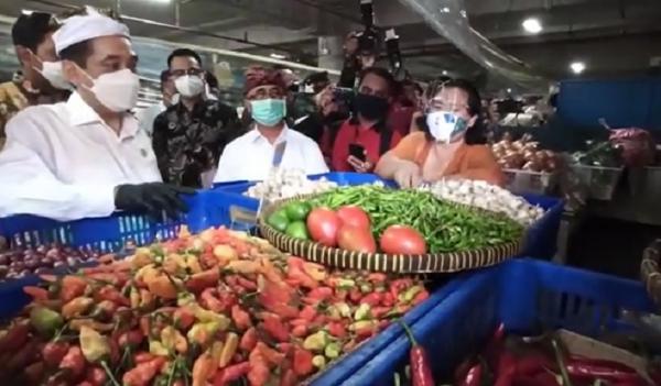 Mendag Agus Pasar Badung 2 Menteri Perdagangan Agus Suparmanto (kiri) berdialog dengan pedagang di Pasar Badung, Kamis (26/11/2020). (iNews.id/Aris Wiyanto)