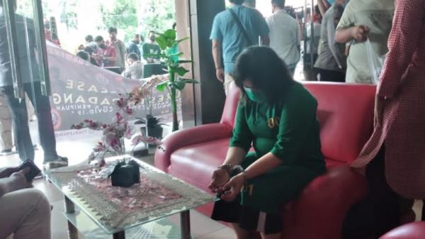 Salah satu pelaku penipuan dan hipnotis yang mengaku Satgas Covid-19 Padang (Rus Akbar/iNews)