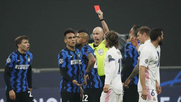 Vidal Kartu Merah Gelandang Inter Milan Arturo Vidal (ketiga kiri) mendapat kartu merah saat menghadapi Real Madrid pada matchday keempat Grup B Liga Champions di Stadion Giuseppe Meazza, Kamis (26/11/2020) dini hari WIB. (Foto: REUTERS)