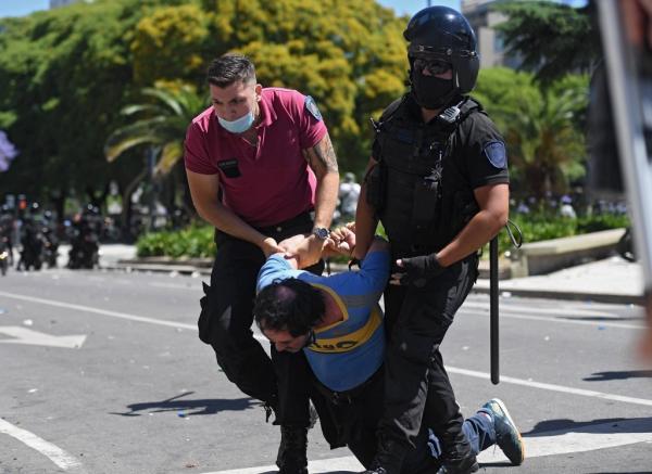 Gibran dan Mumtaz Rais saat sarapan bareng di soto gading, Solo, Jumat (27/11/2020). (Foto: iNews/Ary Wahyu Wibowo)