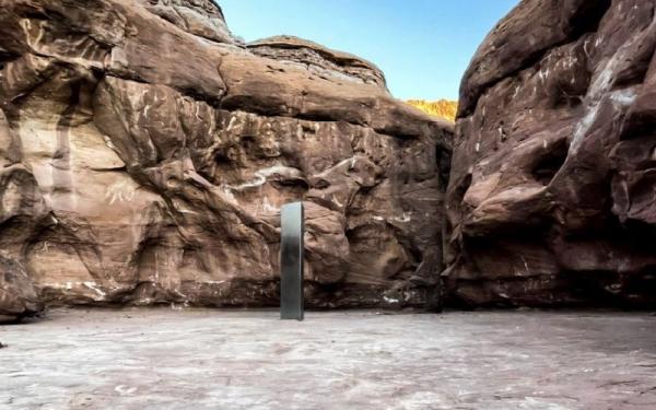 Obelisk misterius tertancap di sebuah lokasi yang dirahasiakan di wilayah gurun Utah. (foto: David Surber)