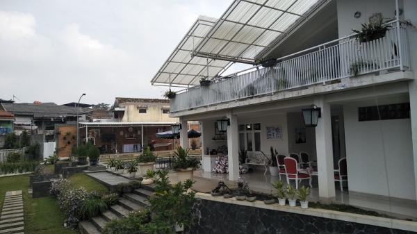 Halaman belakang rumah mewah Wali Kota Cimahi Ajay M Priatna. (Foto: Adi Haryanto)