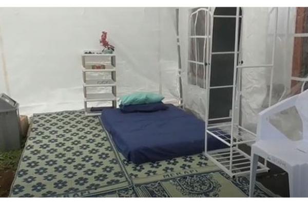 Kondisi di dalam bilik ayah bunda di pengungsian Glagaharjo. Bilik ini diperuntukkan bagi pasangan suami istri yang ingin melepas rindu. (Foto : iNews.id/Priyo Setyawan)