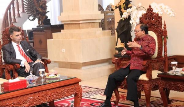 Gubernur Wayan Koster berbincang dengan Dubes Austria Johannes Peterlik di Jaya Sabha, Jumat (27/11/2020). (Foto: Humas Pemprov Bali)