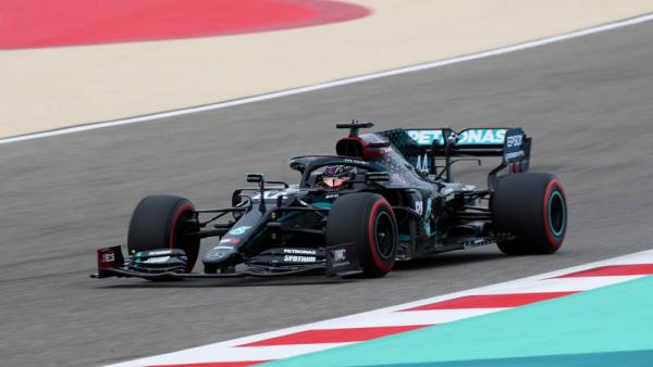 Lewis Hamilton menggeber mobilnya pada Kualifikasi Formula 1 GP Bahrain di Sirkuit Sakhir, Sabtu (28/11/2020). (Foto: REUTERS)